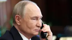 Путин с телефонной трубкой