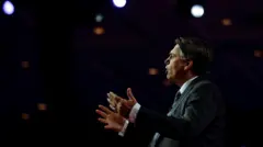 Bolsonaro gesticulando enquanto discursa em evento