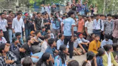 মঙ্গলবার সকাল সাড়ে এগারোটায় সায়েন্স ল্যাবরেটরিতে বিক্ষোভ করেছে পরীক্ষার্থীরা