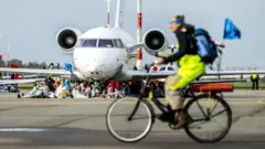 স্কিফোল বিমানবন্দরে পরিবেশবাদীদের অবস্থান।