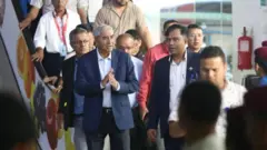 स्वदेश फर्कने क्रममा त्रिभुवन विमानस्थलमा आइपुगेका शेरबहादुर देउवा