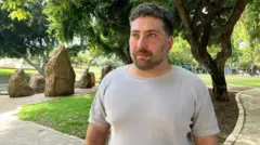 Мужчина на фоне деревьев