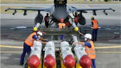 Misile zirimo gupakirwa mu ndege y'intambara ya F-16 muri Taiwan