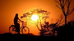 အိန္ဒိယနိုင်ငံ၊ ထရီပူရ ပြည်နယ်မှာ နေဝင်ချိန် စက်ဘီးစီးနေတဲ့ အိန္ဒိယ အမျိုးသမီးငယ် တစ်ဦးကို ၂၀၁၇ ခုနှစ်တုန်းက မြင်တွေ့ရတာဖြစ်ပါတယ်။ 