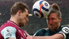 Chris Wood wa Burnley akipigania mpira wa kichwa na Luke Ayling wa Leeds United wakati wa mchezo wa Premier League.