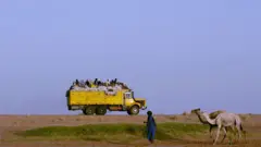 Люди на грузовике