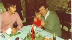 Ronnie, fotografado com Lloyd, filho de Rob e Dianne, no Natal