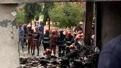 উদ্ধার তৎপরতা চালাচ্ছেন ফায়ার সার্ভিসের সদস্যরা