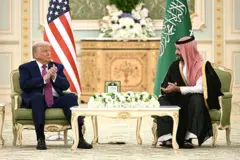 ترامب يواصل زيارته للخليج وحديث عن أن اهتمامه بالصفقات جاء على حساب نتانياهو وأضعفه.