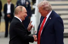 O presidente dos Estados Unidos, Donald Trump, aperta a mão do presidente russo, Vladimir Putin, enquanto se reúnem para negociar o fim da guerra na Ucrânia, na Base Conjunta Elmendorf-Richardson em Anchorage, Alasca, em 15 de agosto de 2025.