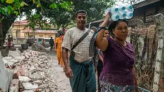 ငလျင်ဒဏ်ခံရတဲ့ ဒေသတွေမှာ ရေပြတ်တောက်တာတွေကြောင့် သောက်သုံးရေအခက်အခဲတွေ ဖြစ်နေကြပါတယ်။