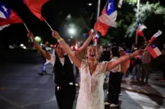 Grupo de apoiadores celebra a vitória de José Antonio Kast nas eleições presidenciais chilenas