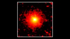 O cometa 3I/Atlas, exibido na forma de núcleo amarelo/branco brilhante, rodeado por vermelho