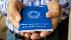 Pessoa segura carteira de trabalho