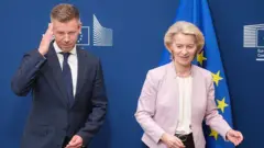 Premier Węgier Peter Magyar (z lewej) reaguje na powitanie przewodniczącej Komisji Europejskiej Ursuli von der Leyen (z prawej) przed spotkaniem dwustronnym w budynku Berlaymont