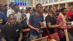 ቤተ ክርስቲያን ቅዳሴ እየታደሙ ያሉ ወጣቶች