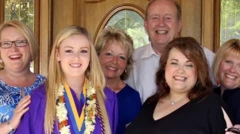 عکس دست جمعی که همه لبخند می‌زنند، مگ کالدول، نفر وسط سمت چپ، در سن ۲۹ سالگی در اثر آنچه گمان می‌رود اوردوز نیتروس بود، درگذشت