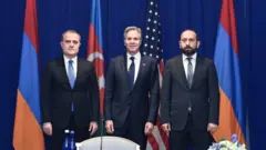 Ceyhun Bayramov (solda), Antony Blinken (mərkəzdə), Ararat Mirzoyan (sağda)
