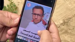 Foto do paramédico Ashraf Abu Labda em celular