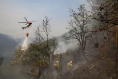 Bomberos luchando contra las llamas en agosto.