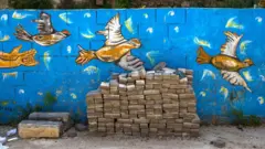 Lübnan'ın Trablus kentindeki bir duvar resmi. Resimde üç güvercin görülüyor. 