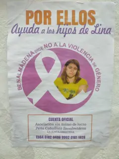 Cartaz com a imagem de uma mulher ao centro, em protesto contra a violência de gênero
