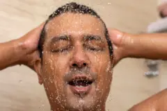 सर्दी के मौसम में अक्सर लोग गर्म पानी से नहाने को तरजीह देते हैं