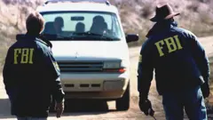Agentes do FBI perto da cabana onde o Unabomber foi preso, em 1996