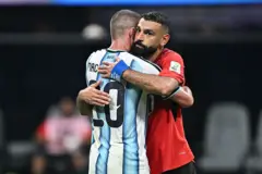 Salah se abrazo al argentino Mac Allister al terminar el partido.