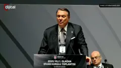 Hasan Arat kürsüde konuşma yaparken, BJK Divan Kurulu Başkanı Tevfik Yamantürk hemen arkasında oturuyor