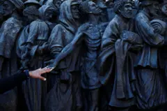 Em 2019, a Praça de São Pedro, no Vaticano, ganhou um monumento dedicado aos refugiados
