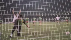 ጋሪ ሊንከር ኣብ ልዕሊ ካሜሩን ክልተ ፍጹም ቅልዓት ከምዝግብ ክኢሉ