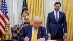 رئيس الولايات المتحدة دونالد ترامب يوقع شهادة التكليف الخاصة بهوارد لوتنيك بجانب نائب الرئيس جي دي فانيس، في المكتب البيضاوي بالبيت الأبيض في واشنطن 21 فبراير 2025. 