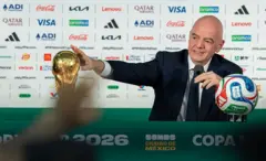 Infantino acaricia la copa del Mundo