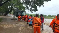 पुणे परिसरातील घोरावाडी रेल्वे स्टेशनजवळ 37 प्रवासी असलेली बस अडकली होती. NDRF च्या टीमने त्यांची सुरक्षित सुटका केली.
