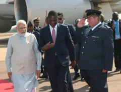 নরেন্দ্র মোদীকে স্বাগত জানাতে বিমানবন্দরে দক্ষিণ আফ্রিকার ভাইস-প্রেসিডেন্ট পল শিপোক্সা মাশাতিলে (মি. মোদীর বাঁদিকে)