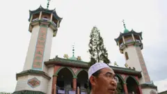 Chaayinaan masjiidota hedduu keessaa minaaraa fi utubaawwan seena qabeeyyii diiguun kan aadaa biyyattii calaqqisiisuun bakka buusaa jirti