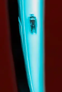 La ucraniana Yulianna Tunytska en una foto monocromática durante su descenso en una prueba de luge en Milán-Cortina 2026