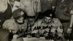 ১৯৭১ সালের ১৬ই ডিসেম্বর বিকালে বাংলাদেশ ও ভারতীয় যৌথ বাহিনীর কাছে আত্মসমর্পণ করেন পূর্ব পাকিস্তানে সেনাবাহিনীর কমান্ডার লেফটেন্যান্ট জেনারেল আমির আবদুল্লাহ খান নিয়াজী