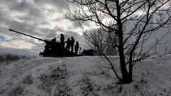 Українські солдати дивляться на російські позиції, перебуваючи на зенітній установці, 14 лютого 2023 року поблизу Бахмута, Україна.