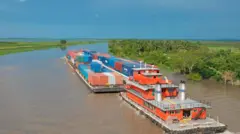 Embarcação realiza serviço de cabotagem no rio Madeira