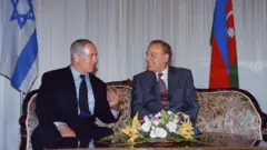 Azərbaycanın o vaxtkı prezidenti Heydər Əliyev və İsrailin baş naziri Benyamin Netanyahunun 1997-ci ilin avqustunda Bakıda çəkilmiş fotoşəkili. Netanyahunun Azərbaycana səfəri ikitərəfli münasibətlərdə dönüş nöqtəsi hesab olunur.