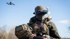 Український військовий проводить випробування дрона FPV у Харківській області