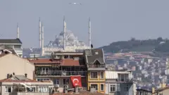 رغم هدم وإعادة بناء العديد من المباني في إسطنبول خلال السنوات الأخيرة، إلا أن الخبراء يعتقدون أن ذلك غير كافٍ