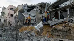 Gazze Şeridi'nin güneyindeki Han Yunus'ta yıkılan binalar 