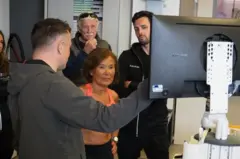 Rice e os pesquisadores observam uma tela de computador