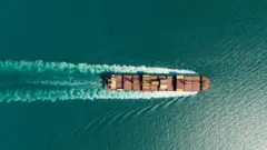 በባሕር ላይ የምታልፍ መርከብ