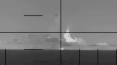 تصویری سیاه و سفید و مدرج که به نظر مربوط به دوربین جنگی باشد، در دوردست ناوی را نشانه گرفته است، روی تصویر نوشته شده طبقه‌بندی نشده