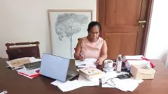ඔය කාලෙට මගෙ ඇඳ වටේ, මේසෙ පුරාම සහ මගෙ කම්පියටර් එකේ තියෙන්නෙ මම කියවන පොත් සහ මගෙ නෝට්ස්. ඒ කාලෙට මගෙ දුව එහෙම මගෙත් එක්ක හරි තරහයි. ඔන්න ආයෙත් වනසනවා කියල තමයි කියන්නේ. මොකද මට මේසයක් තිබුණට මම වැඩිපුර වැඩ කරන්නේ අපේ ඩයිනිං ටේබල් එකේ. ඒක පැත්තකත් මම මේ කියවන පොත් වනාගෙන තමයි ඉන්නෙ. ඒක අඩි 12 විතර දිගයි, දුව සමහර වෙලාවට අහනව, 'අම්මි ඔයාට ඔය මේසෙට තව එක්ස්ටෙන්ෂන් එකක් ඕනෙද කියල'. 