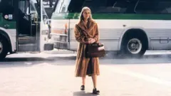 Imagem mostra a atriz Gwyneth Paltrow usando um casaco marrom de pele